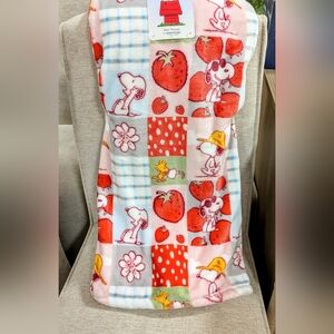 NWT Viral HTF Snoopy Peanuts Fleece Summer Strawberry Throw Blanket